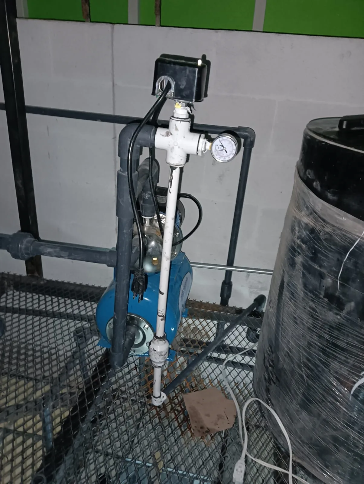 Sistema de bombeo y tratamiento de agua con manómetro, tubería y tanque