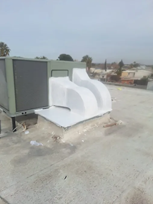 Unidad de aire acondicionado tipo paquete instalada en azotea con ducto aislado