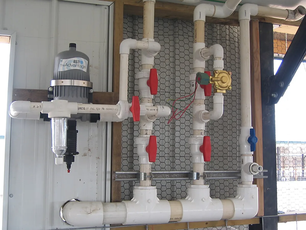 Instalación de plomería industrial con válvulas y tubería de PVC