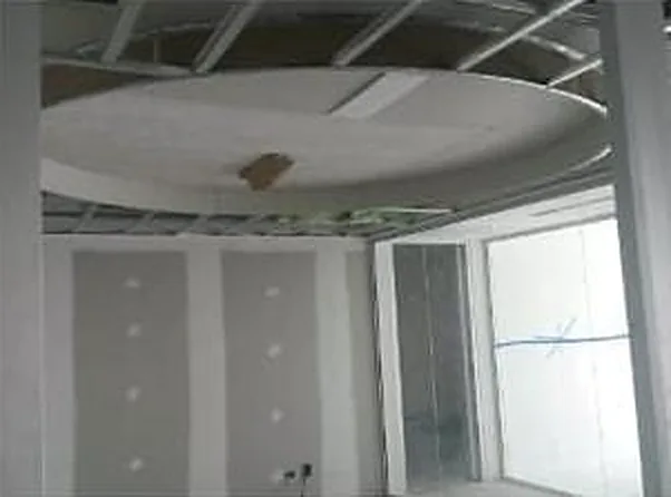 Muros y plafón circular de tablaroca en proceso de acabado